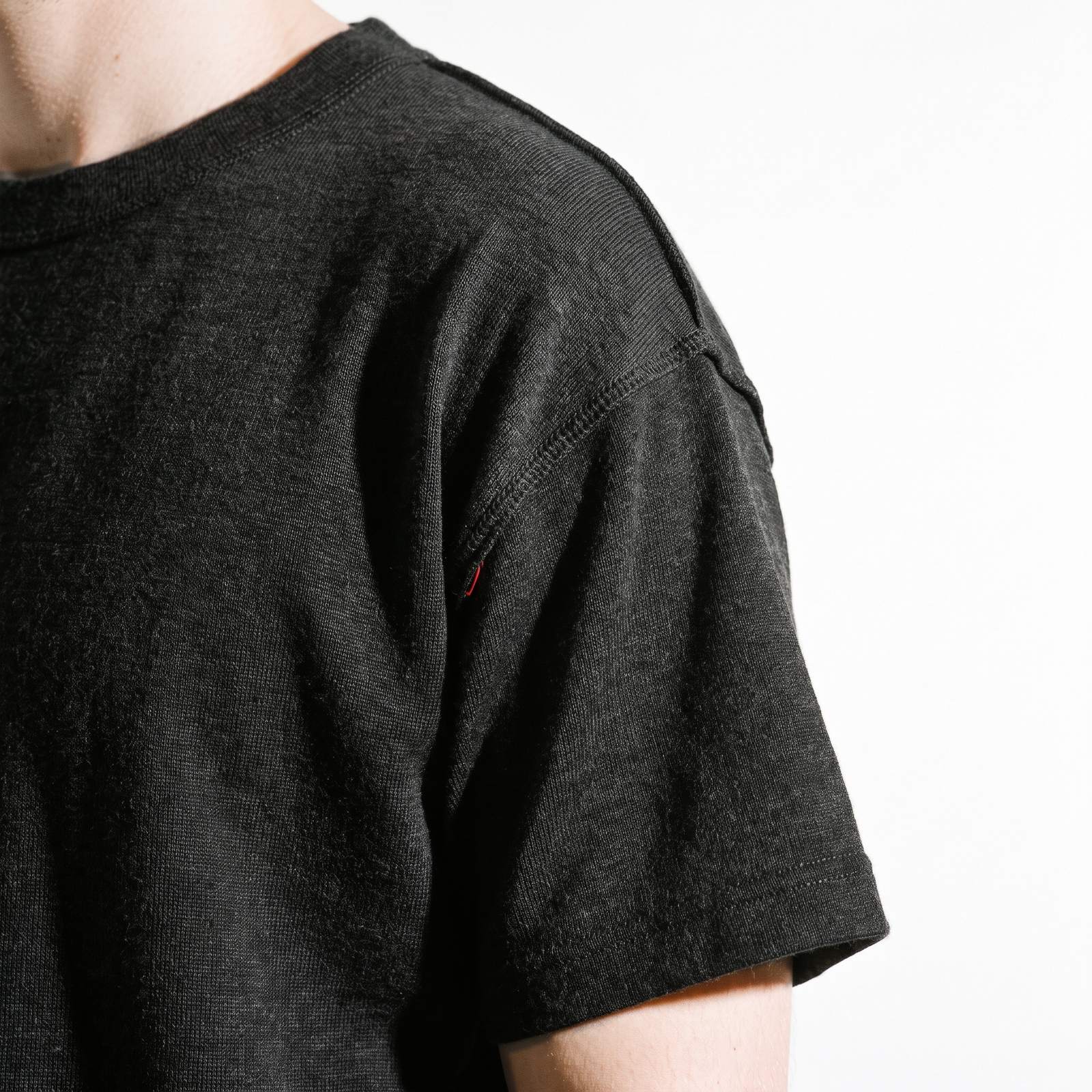 Shoulder seam detail, 180gsm merino